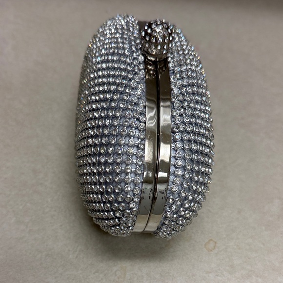 Elegant Silver Clutch (metal chain included) - Picture 4 of 6